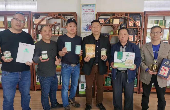 中華金廚、中國(guó)烹飪大師黃熾華師傅和“華家班”秘書(shū)處成員一行蒞臨粵森指導(dǎo)牛大力菜品研究與開(kāi)發(fā)工作。